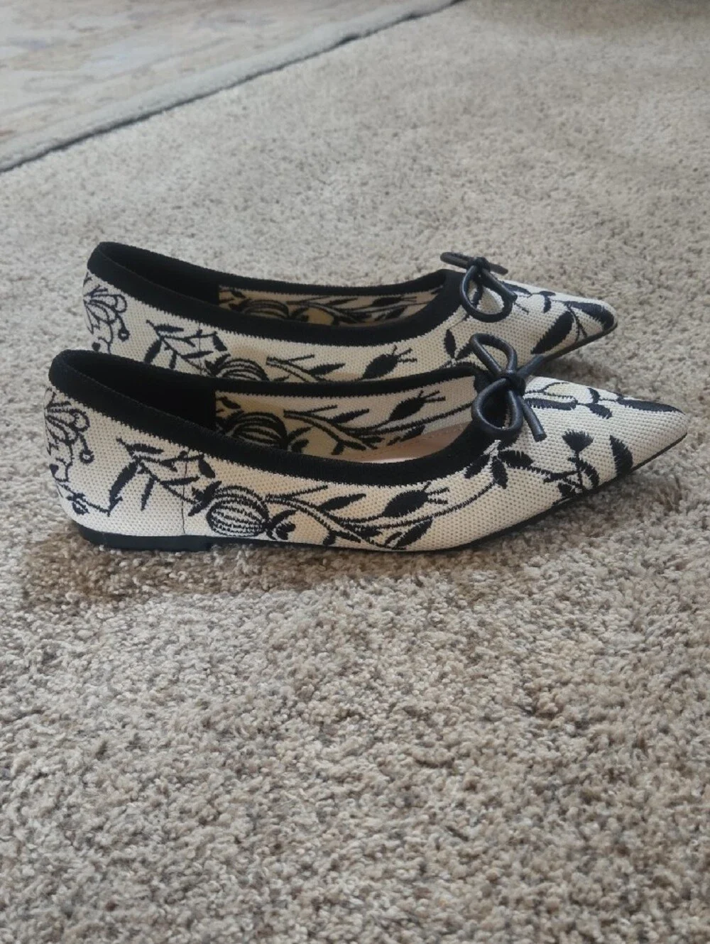 Women’s Pointed Toe Floral Ballet Flats - Black & Cream NEW